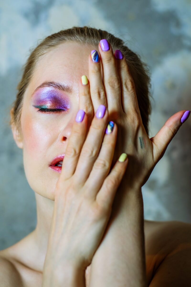 mujer mostrando sus uñas diseñadas y pintadas en Azus peluqueros