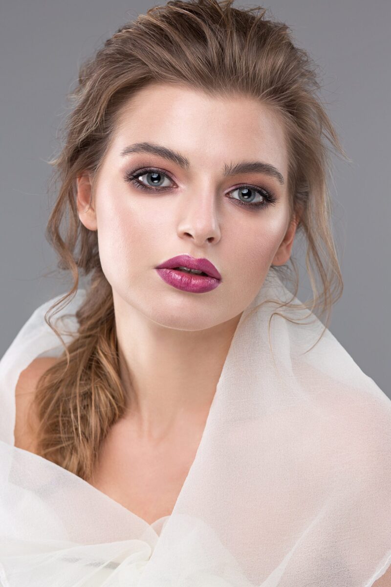 mujer bella con el maquillaje perfecto creado en Azus Peluqueros