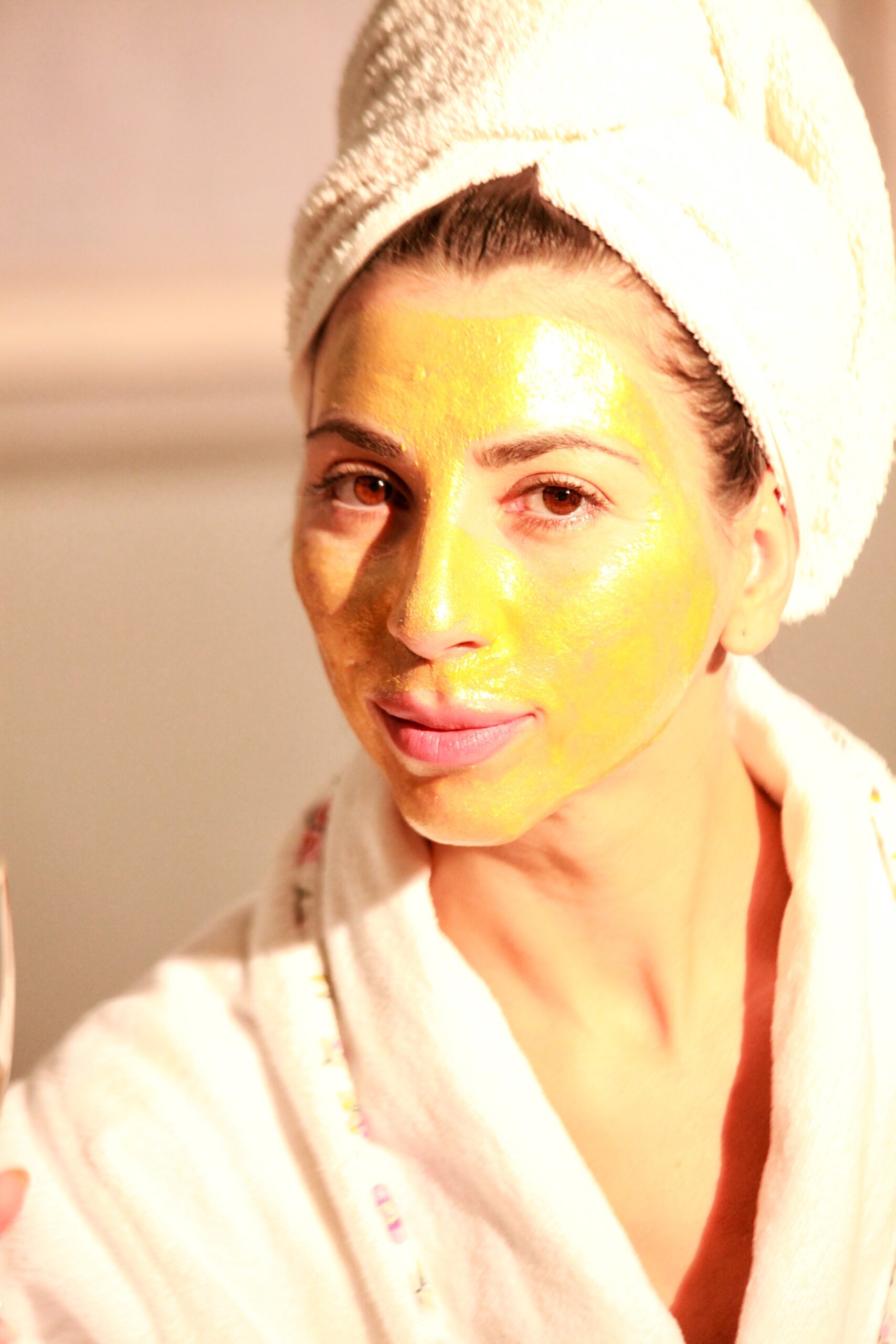 mujer con mascarilla facial azus peluqueros